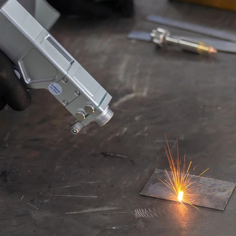ماكينة لحام ألياف معدنية محمول - مراجعة Handheld Laser Welding Machine وسعره